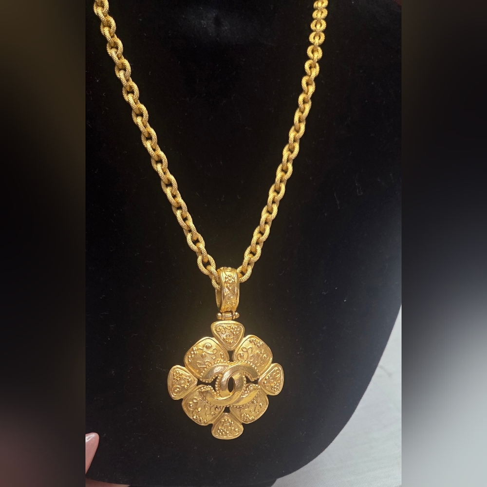 CHANEL Gold Clover Pendant Necklace. SOLD!! - Picture 5 of 7